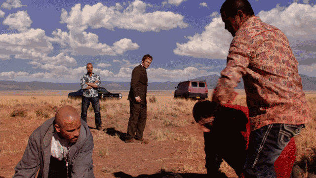 《绝命毒师》的粉丝会欣喜于再次看到毒贩 tuco,黑警 mike 这些爆裂