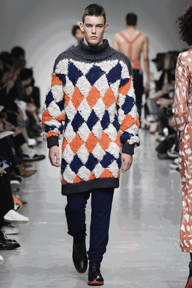 好不容易到了伦敦时装周的第三天,不少人都准备在 sibling 的秀场上